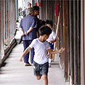 こみせで遊ぶ子供等